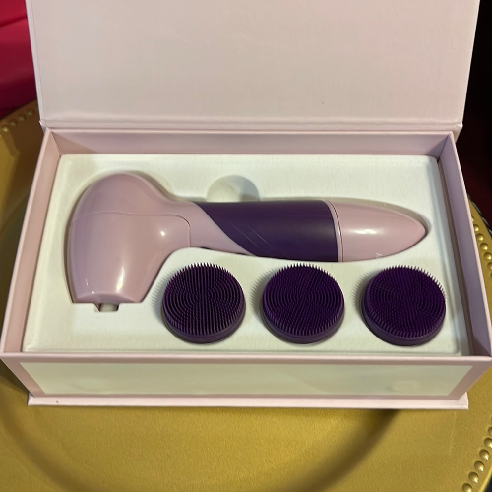 Younique you•ology face scrubber